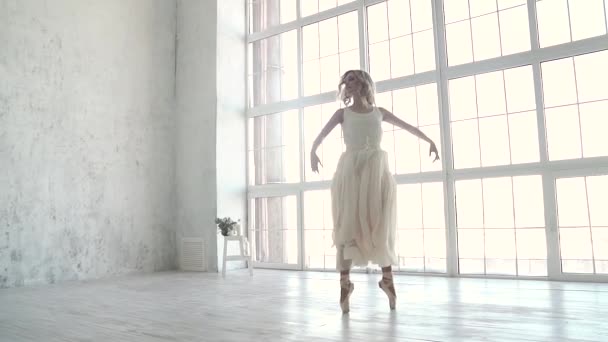 Dançarina de ballet dançando balé clássico. bailarina jovem no vestido leve brilhante. câmara lenta — Vídeo de Stock
