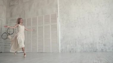 elbise büyük bir pencere arka plan üzerinde uçan bir ışık altında dans güzel genç balerin. Bale dansçısı uçlarında dönmek ve yüksek atlama. ağır çekim