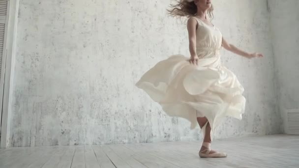 A kecses balerina egy repülő ruha táncok, a pointe cipők lábujjhegyen fény.