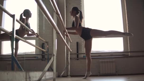 De atleet kneedt voor opleiding in de sportschool. meisje in de sport kleding voor een spiegel — Stockvideo