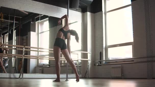 Danser Pilates warming-up op de paal — Stockvideo