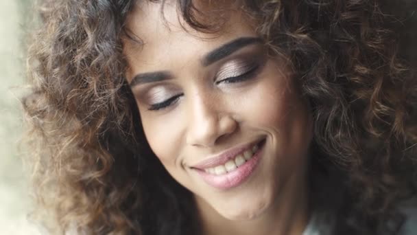 Close-up πορτρέτο της σγουρά κορίτσι. όμορφο μακιγιάζ και χτένισμα. headshot πορτρέτο του ένα ελκυστικό κορίτσι Ισπανόφωνος με ένα όμορφο χαμόγελο — Αρχείο Βίντεο