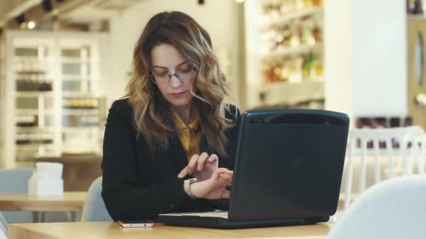 Mujer de negocios responde a una llamada telefónica — Vídeos de Stock