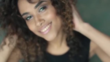 neşeli ve kaygısız İspanyol kız yakın çekim portresi