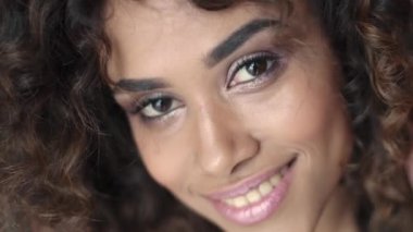 bir kız güzel bir makyaj ve bukleler portresi