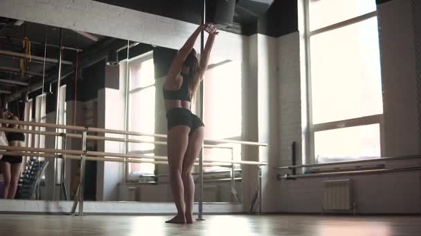 Danseur Pilates échauffement au pôle — Video