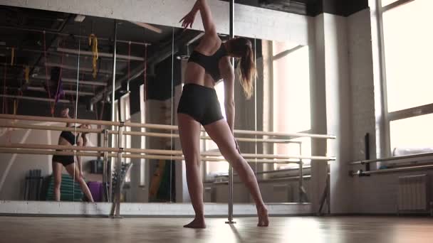 Bailarina Pilates calentándose en el poste — Vídeo de stock