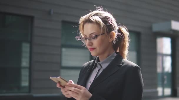 Close-up πορτρέτο της γυναίκας επιχειρήσεων με τα χέρια το κινητό τηλέφωνο — Αρχείο Βίντεο