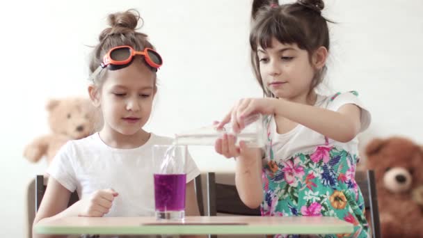 Scienza dei bambini. i bambini conducono un esperimento chimico a casa. miscelazione di iodio e perossido di idrogeno — Video Stock