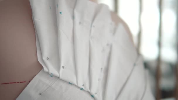 在假人体上的织物缝针 — 图库视频影像