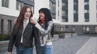 Sırtımda gülüyor ve şehir üzerinde yürüyüş tatil veren kızlar genç arkadaşlar yazında gezi. yavaş Scene