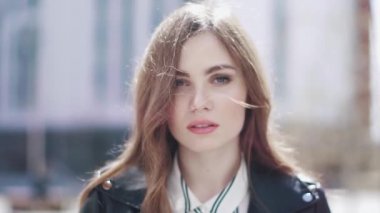 yakın çekim portre ışık ışığında bir şehirde güzel bir genç kız. Rüzgar saçlı çalış