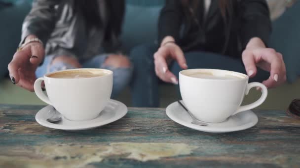 Kaffemuggar närbild. flickor tar muggar och dricka samtidigt — Stockvideo