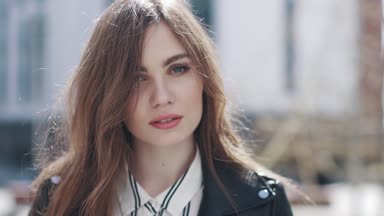 yakın çekim portre ışık ışığında bir şehirde güzel bir genç kız. Rüzgar saçlı çalış