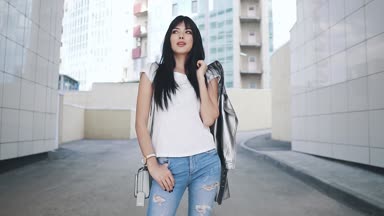 moda kız kot pantolon ve parlak bir ceket