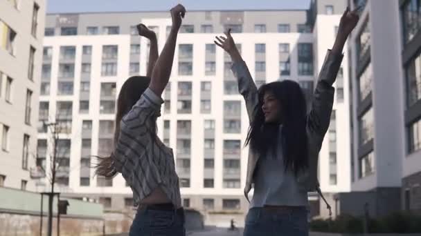 Két crazy lány táncol, és bolondozás körül a szabadban. lassú mozgás — Stock videók