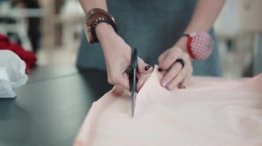kadın kumaş kesme makası ile keser