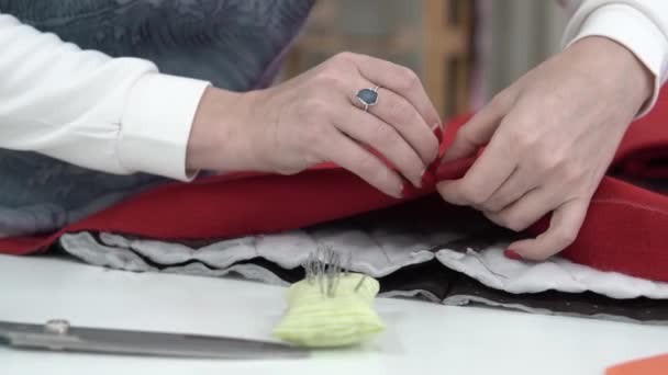 Κορίτσι ρούχα σχεδιαστών καρφίτσες βελόνες με ένα ύφασμα για τη διαμόρφωση. μοδίστρα έργα — Αρχείο Βίντεο