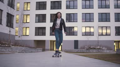 genç kız bir longboard tesisi