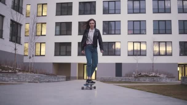 Tiener meisje paardrijden een longboard — Stockvideo