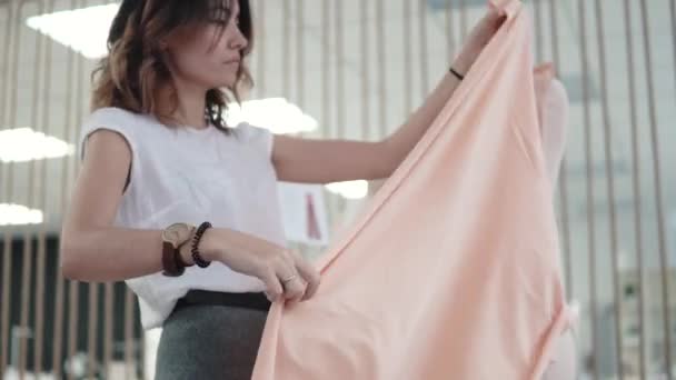 Diseñadora de moda joven trabajando con tela en el estudio — Vídeo de stock