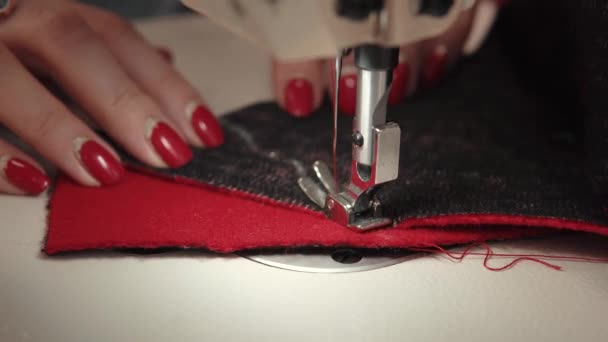 Γυναίκα ράβει σε μια ραπτομηχανή. κοντινό πλάνο γυναικεία χέρια — Αρχείο Βίντεο