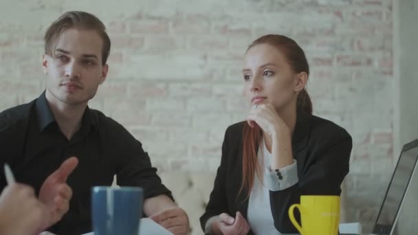 Zakenvrouw in gesprek met collega 's bij de onderhandelingen op kantoor — Stockvideo