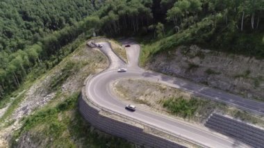 Araba bir dağ yılanına biner