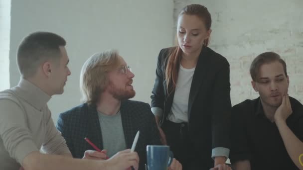 Uma equipe de jovens profissionais está trabalhando em estreita colaboração discutindo o plano do projeto — Vídeo de Stock