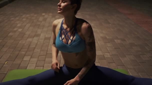 Athletic girl doing stretching in the evening park — Stock Video