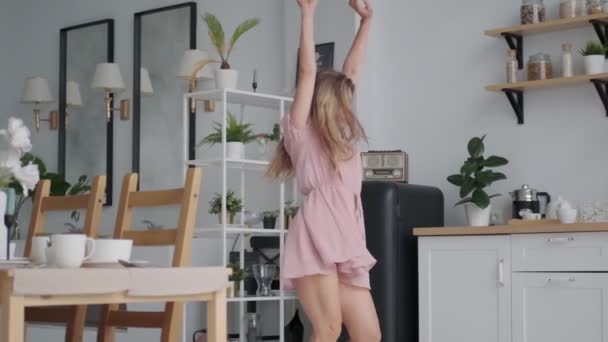 Rolig flicka galen dans och hoppa i köket — Stockvideo