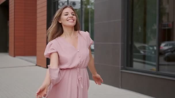 Young woman in a summer dress walks around the city — Stock Video