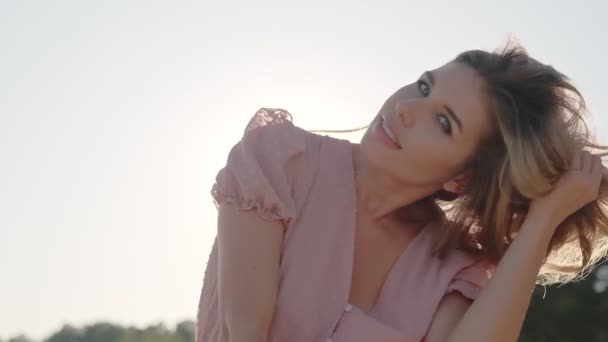 Portrait of an attractive girl in the sunlight. young woman smiling and posing at the camera — Stock Video