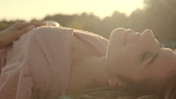 햇빛을 받는 매력적 인 소녀의 모습 — 비디오