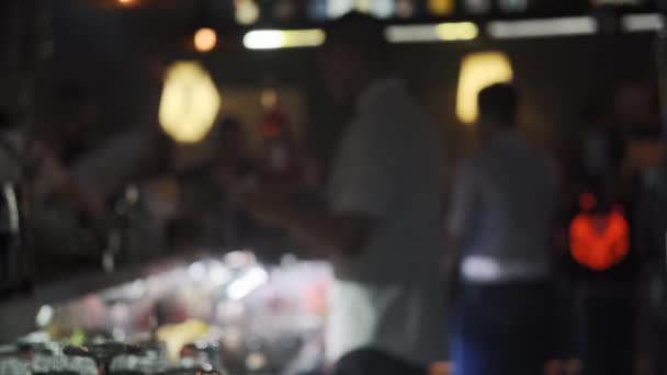 Бармен працює в барі і вливає напої в окуляри — стокове відео