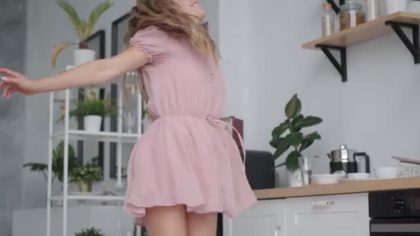 Felice e spensierata ragazza che balla divertente in cucina — Video Stock