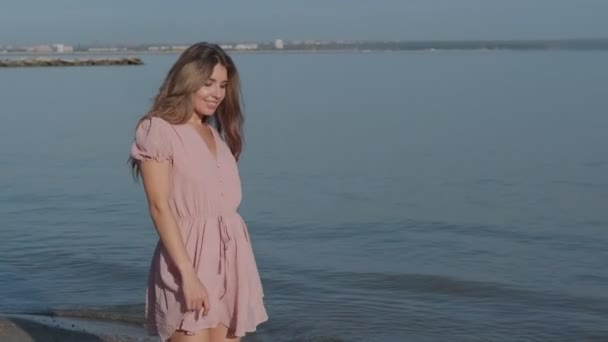 Close-up portret van een blondine met felblauwe ogen. meisje poseren en kijken naar de camera — Stockvideo