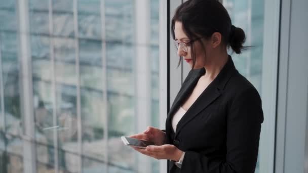 Homme d'affaires utilise un téléphone portable dans le bureau — Video