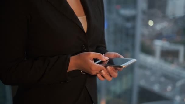 Portrait of a young modern business woman on the background of buildings of glass and metal — Stock Video