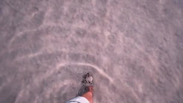 Pernas de um turista caminhando ao longo de um lago salgado . — Vídeo de Stock