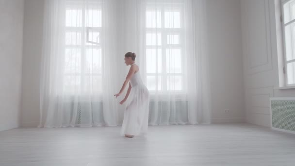 Bailarina graciosa dançando balé clássico em um salão brilhante — Vídeo de Stock