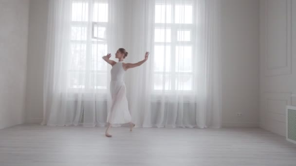 Young woman dancing classical ballet in a bright hall — Stock Video