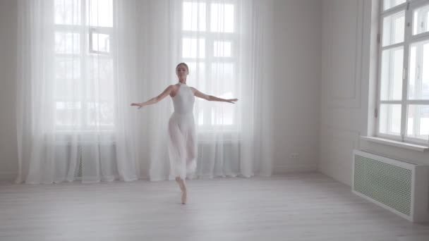 Elegante bailarina bailando y de puntillas en zapatos puntiagudos en una clase de baile brillante — Vídeos de Stock