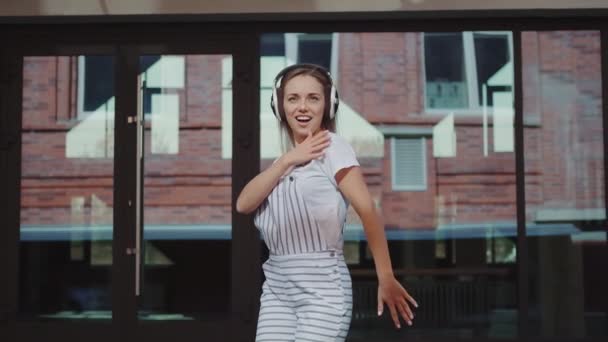 Счастливая девушка танцует сумасшедший на улице — стоковое видео