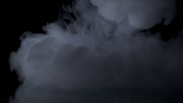 Dym atmosferyczny. Efekt mgły. Mglista przeszłość. Abstrakcyjna chmura dymu. Biały dym powoli unoszący się w przestrzeni na czarnym tle — Wideo stockowe