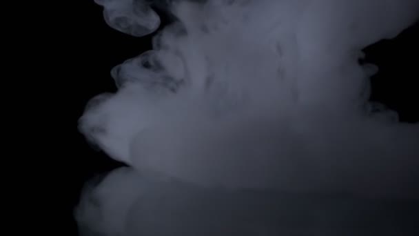 Fumée blanche flottant lentement dans l'espace sur fond noir. Effet brouillard. Fumée atmosphérique. Fond brumeux. Nuage de fumée abstrait . — Video