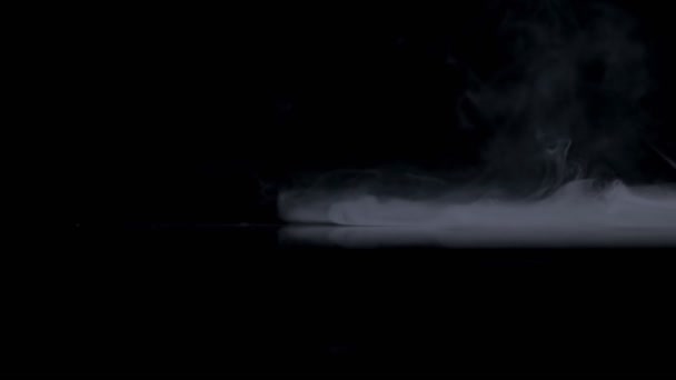 Humo atmosférico. Efecto niebla. Fondo nebuloso. Nube de humo abstracta. Humo blanco flotando lentamente a través del espacio contra fondo negro — Vídeo de stock