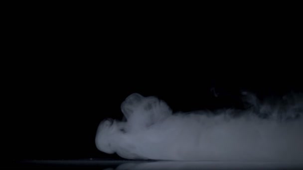 Nuage de fumée abstrait. Fumée blanche flottant lentement dans l'espace sur fond noir. Effet brouillard. Fumée atmosphérique. Fond de brume . — Video