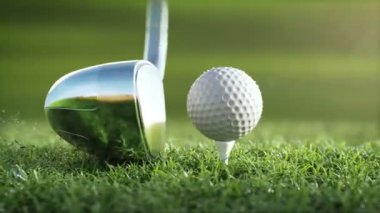 Golf club golf topu süper bir ağır çekimde güneşli sabah vurur. topu, görünür deformasyon etkisi havaya kaldırdı sonra çiğ ve çim parçacıkların bırakır. Ultra gerçekçi 3d animasyon