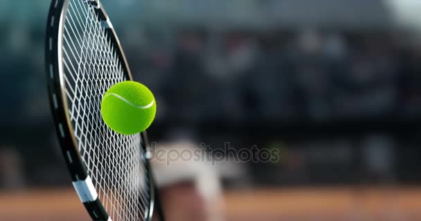 Raquette de tennis a frappé la balle de tennis, dans un super ralenti, vous voyez une déformation de la balle et de petites particules . — Video